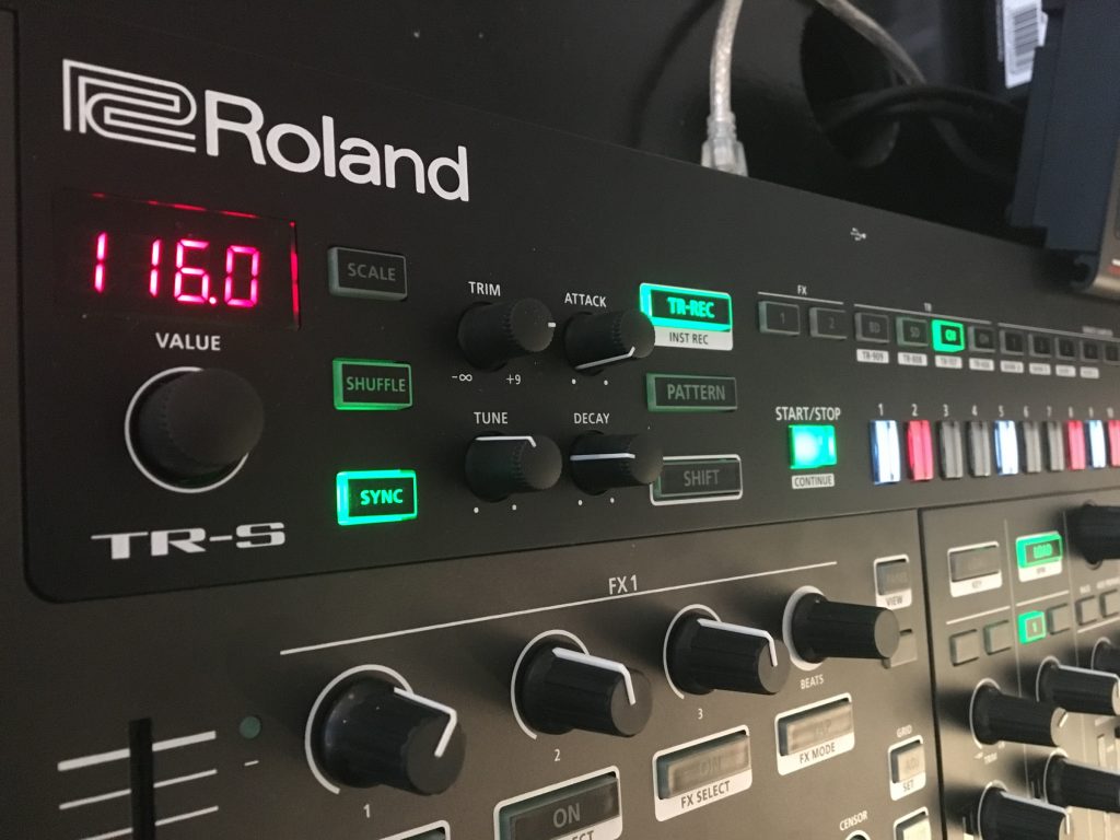 Roland DJ-808 по цене 104 500 ₽