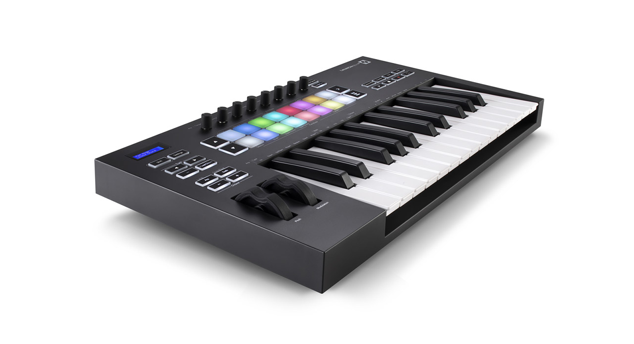 Novation Launchkey 25 MK3 по цене 27 172 ₽