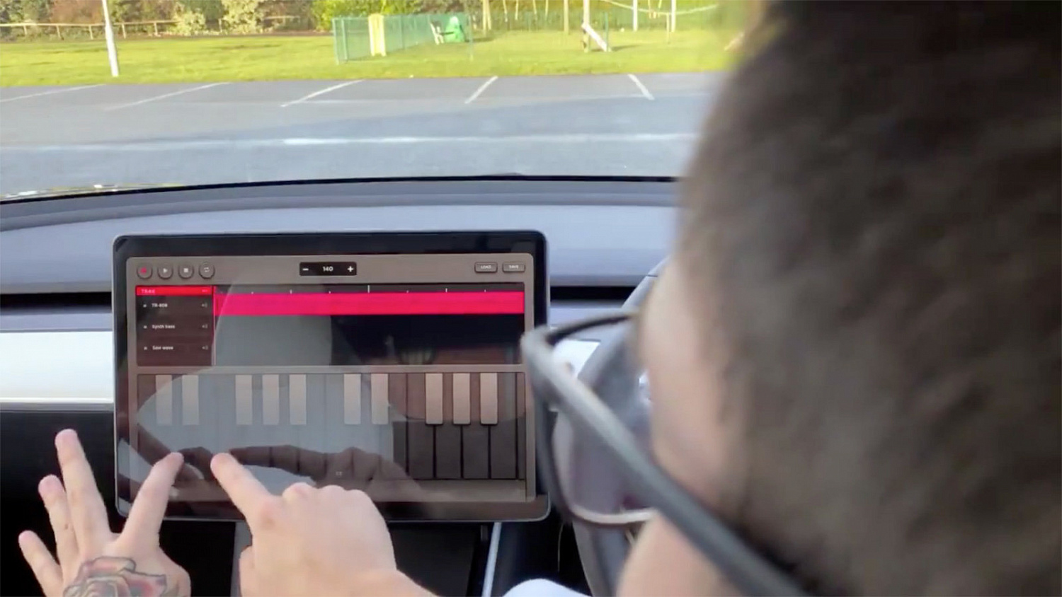 Tesla добавили программу для создания музыки на приборную панель своего авто