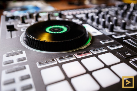 Roland DJ-808 по цене 104 500 ₽