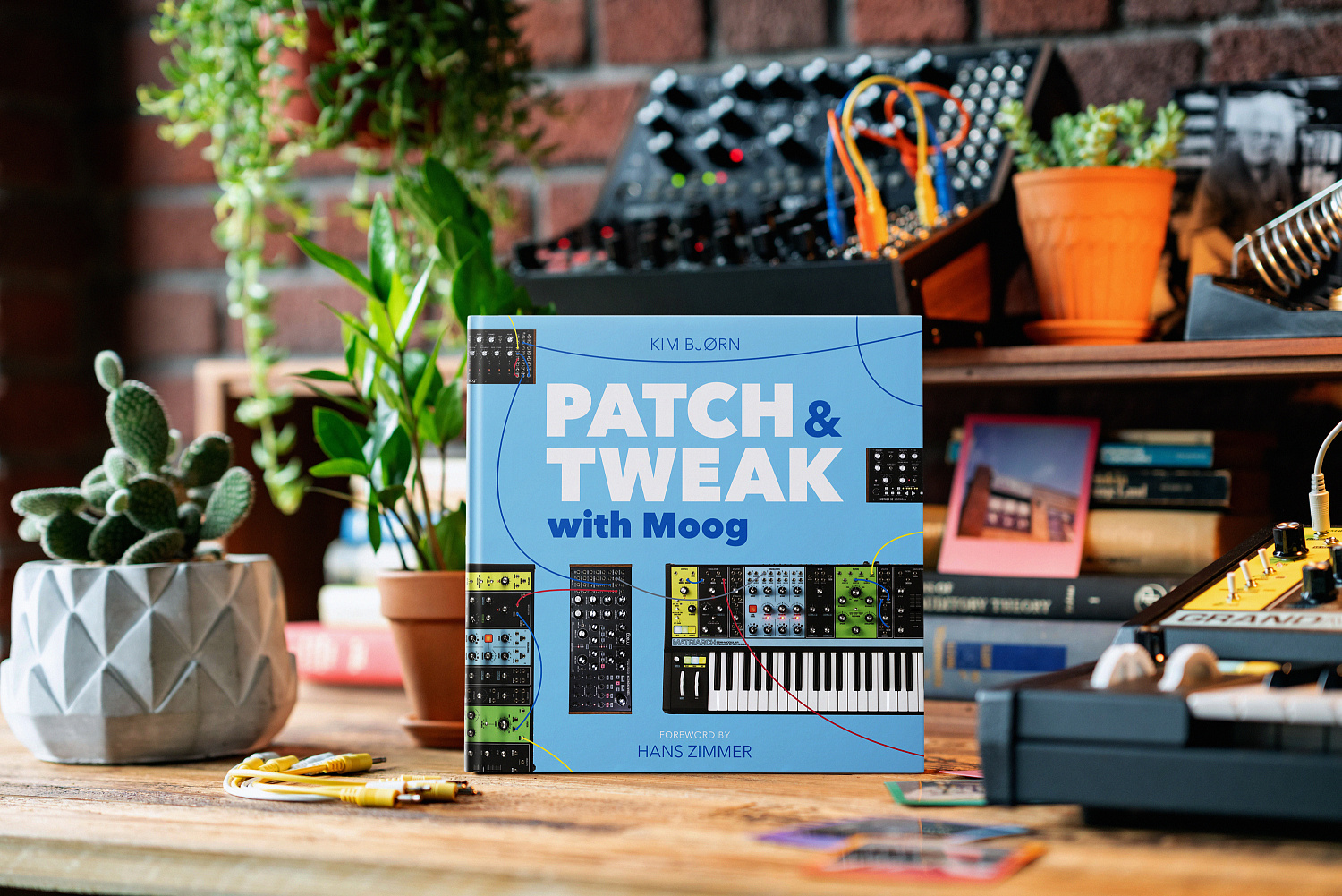 BJOOKS | Создатели книги PATCH & TWEAK объединились с Moog Music для того, чтобы создать 200-страничную книгу про полумодульные аналоговые синтезаторы