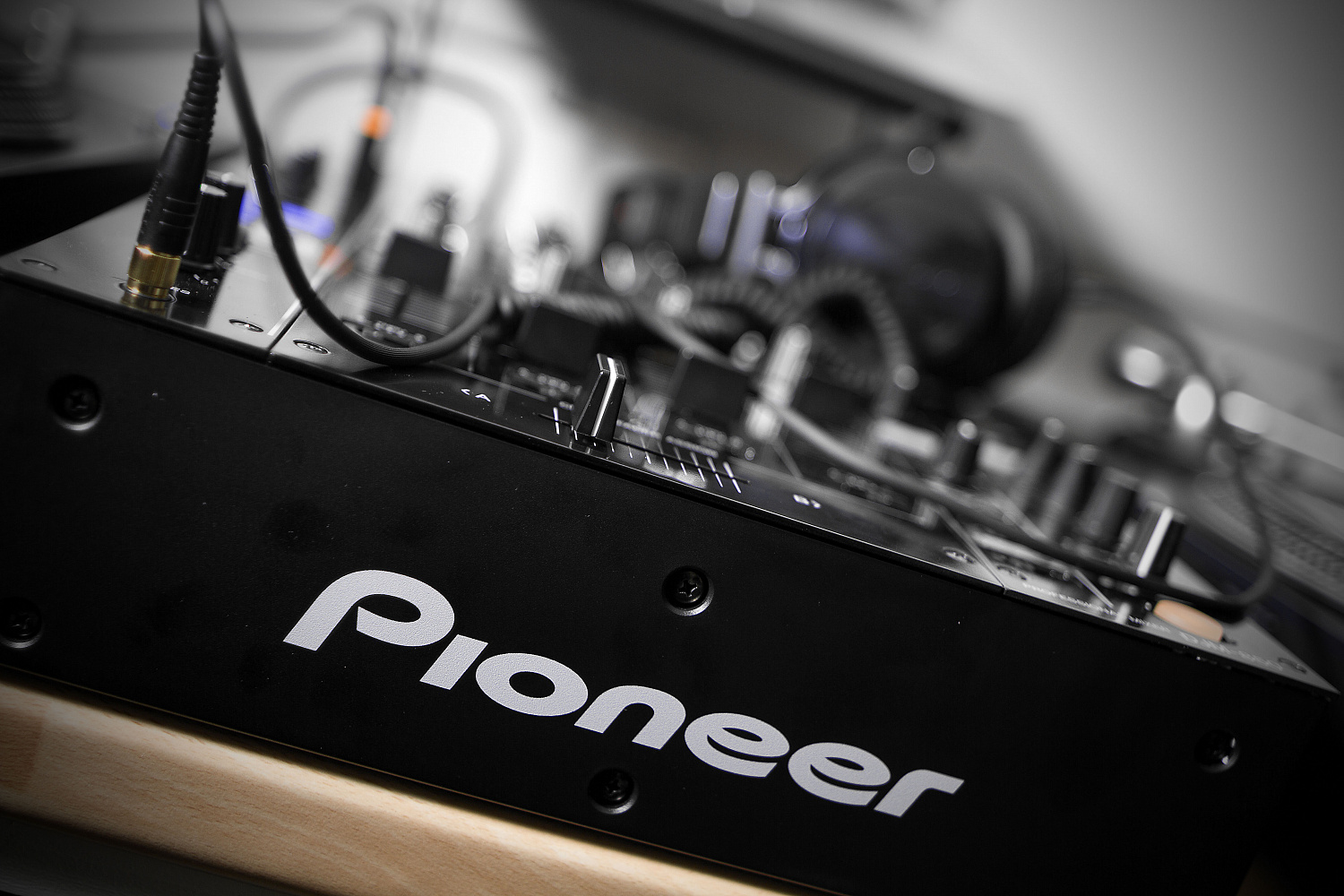 ОБЗОР: легендарный микшер Pioneer DJM-850.