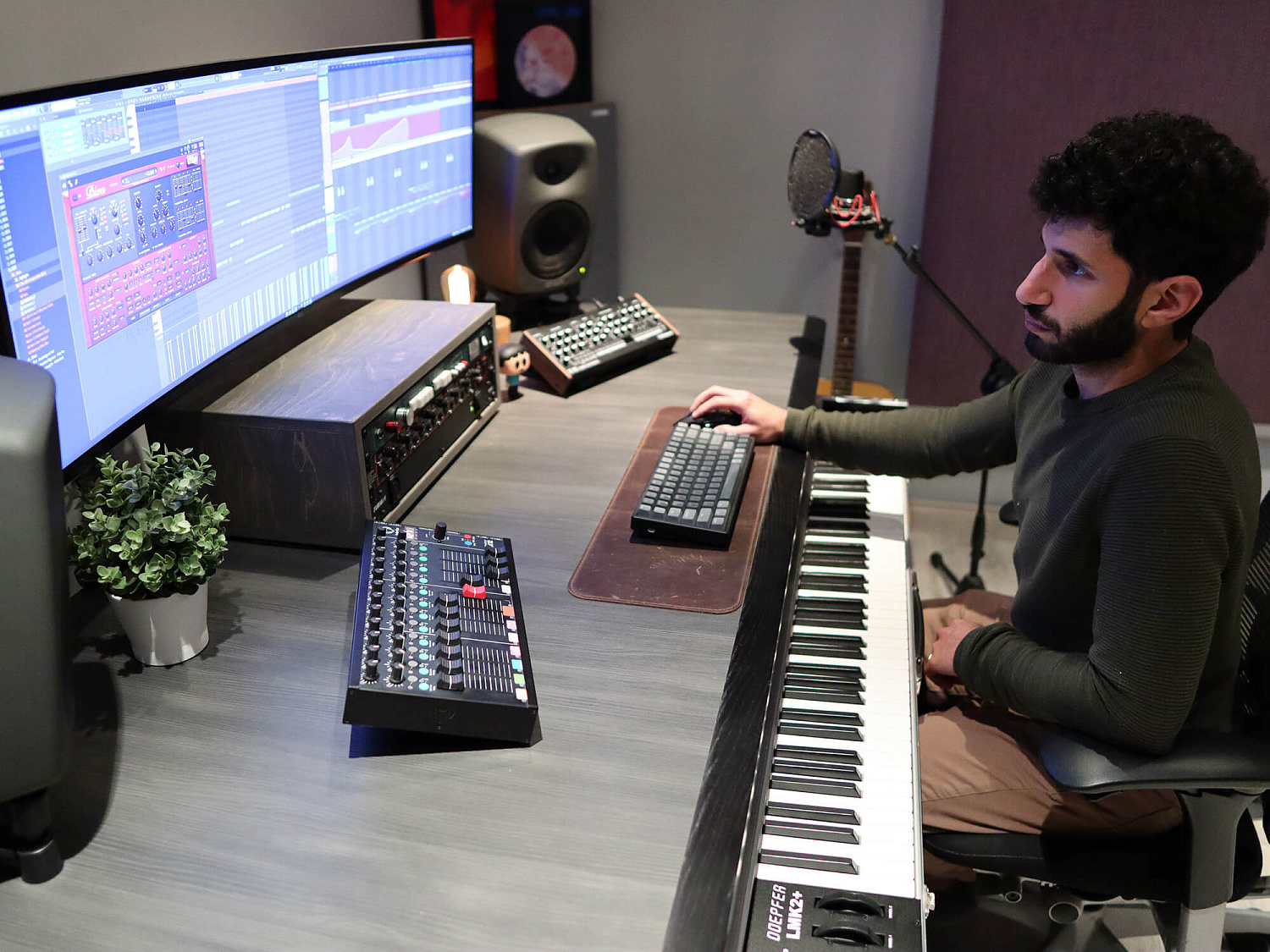 Зацени студию: A.M.R плетет глубокую, мелодичную музыку на минималистичной установке в Катаре